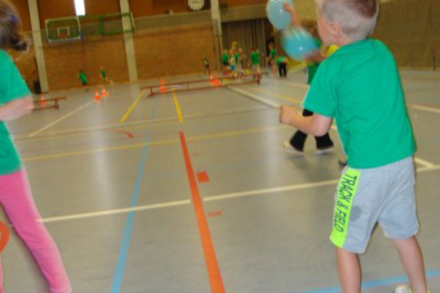 Sportdag in de sporthal te Laarne met juffrouw Christelle