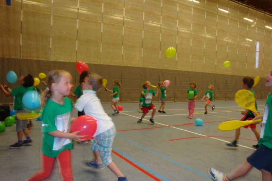 Sportdag in de sporthal te Laarne met juffrouw Christelle