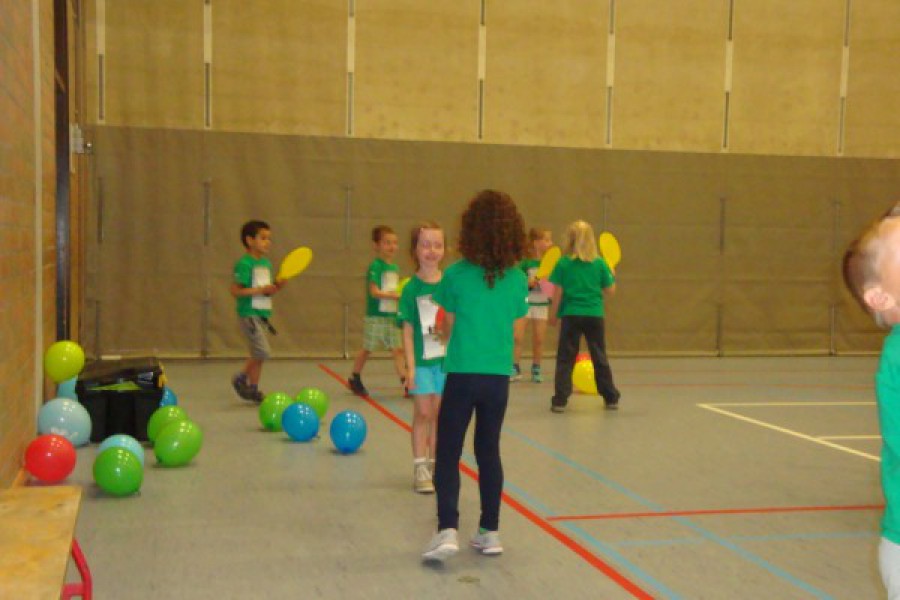 Sportdag in de sporthal te Laarne met juffrouw Christelle