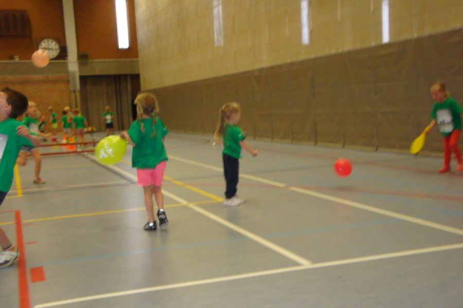 Sportdag in de sporthal te Laarne met juffrouw Christelle