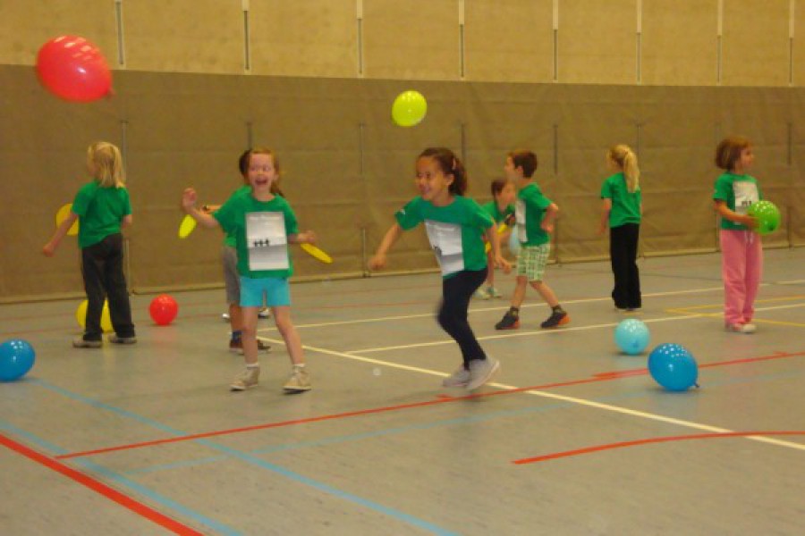 Sportdag in de sporthal te Laarne met juffrouw Christelle