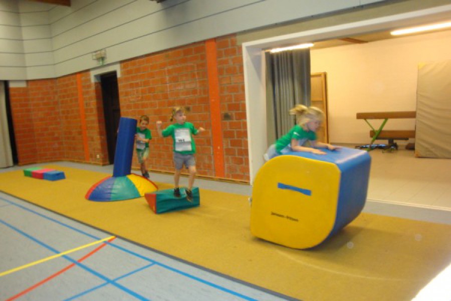 Sportdag in de sporthal te Laarne met juffrouw Christelle