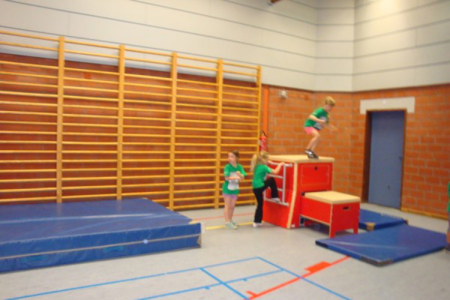 Sportdag in de sporthal te Laarne met juffrouw Christelle