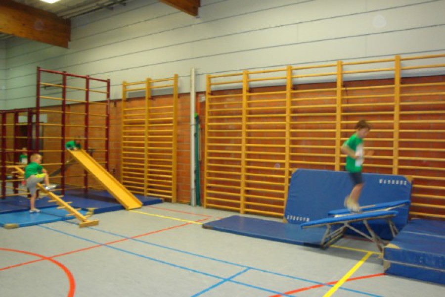 Sportdag in de sporthal te Laarne met juffrouw Christelle