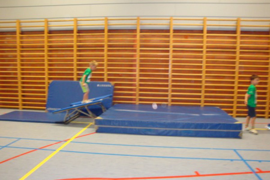 Sportdag in de sporthal te Laarne met juffrouw Christelle