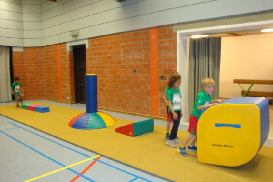 Sportdag in de sporthal te Laarne met juffrouw Christelle