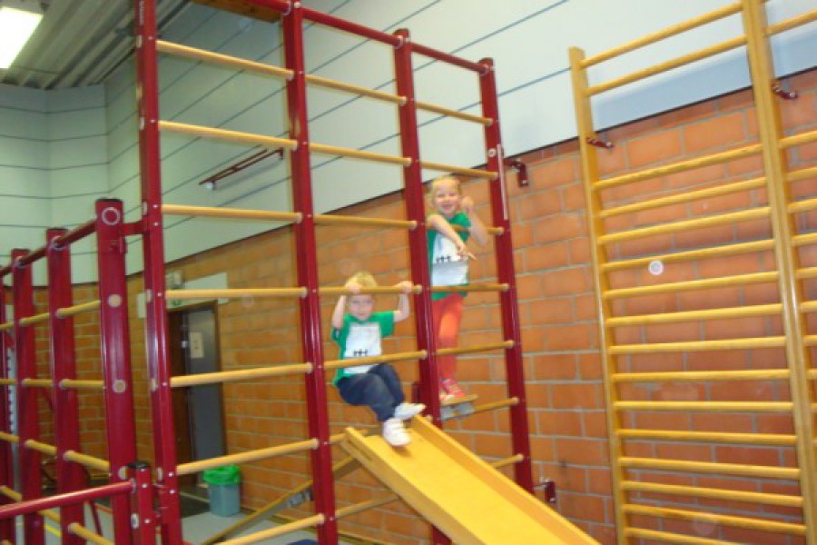 Sportdag in de sporthal te Laarne met juffrouw Christelle