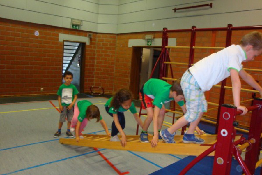 Sportdag in de sporthal te Laarne met juffrouw Christelle