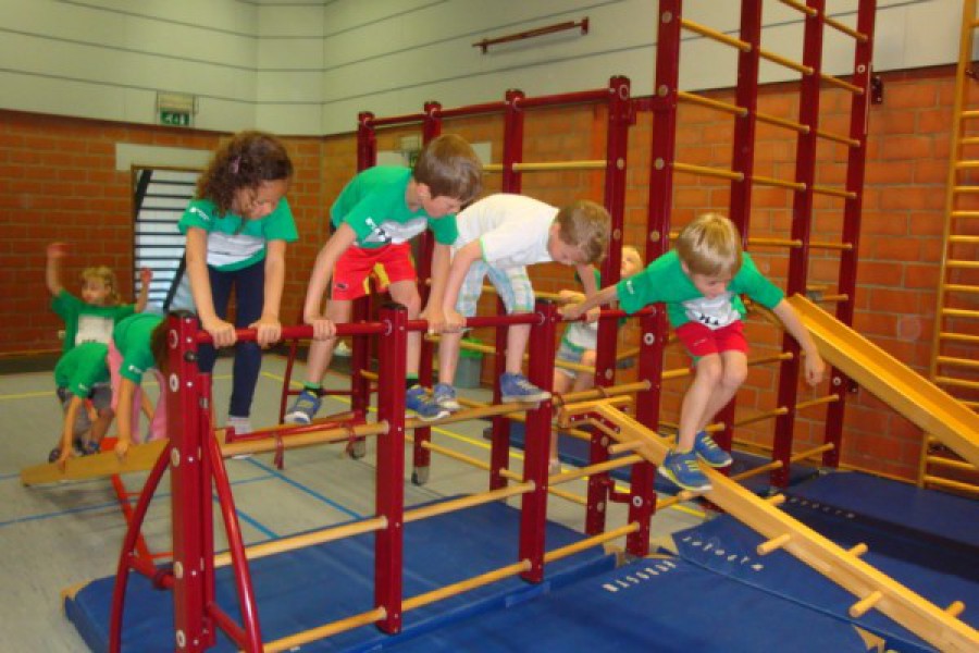 Sportdag in de sporthal te Laarne met juffrouw Christelle