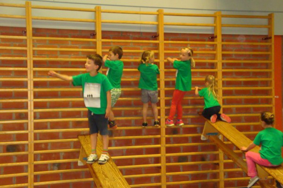 Sportdag in de sporthal te Laarne met juffrouw Christelle