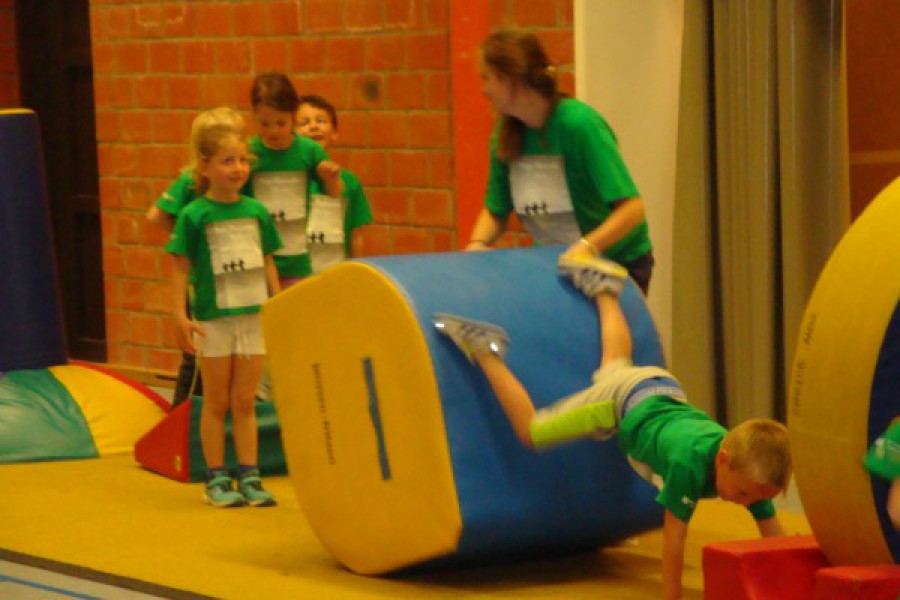 Sportdag in de sporthal te Laarne met juffrouw Christelle