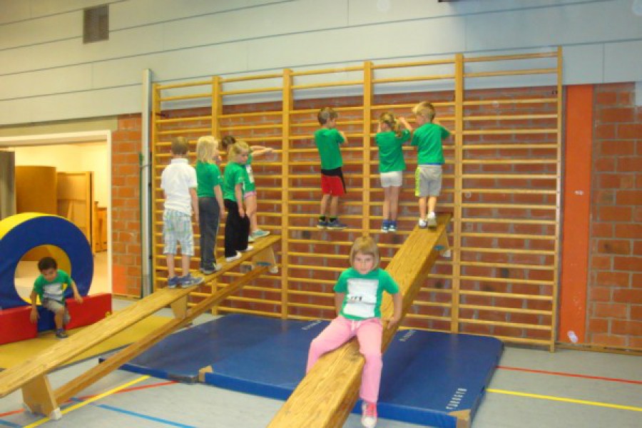 Sportdag in de sporthal te Laarne met juffrouw Christelle