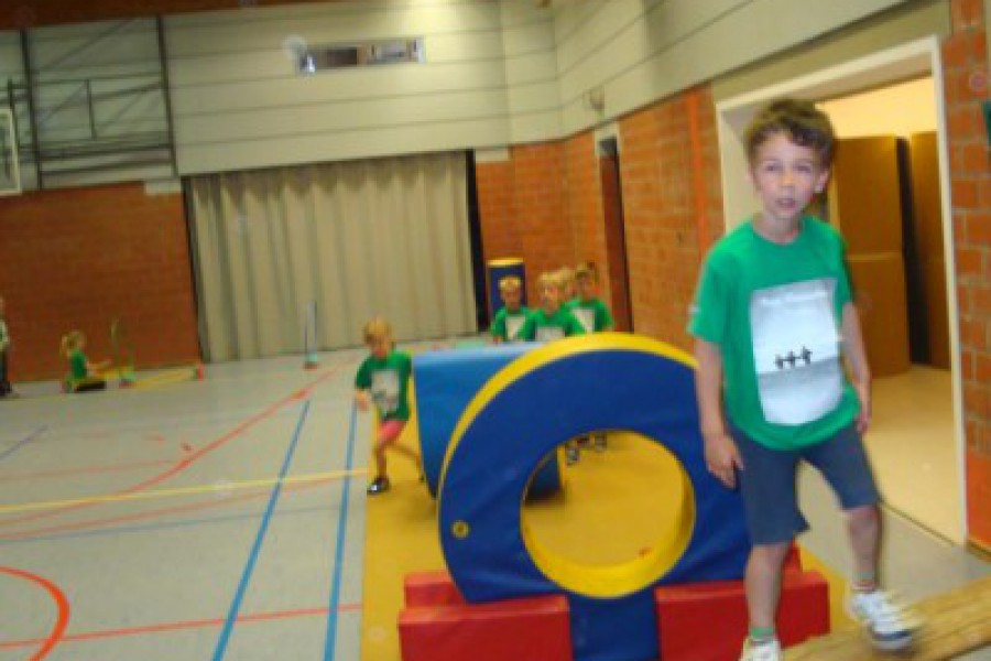 Sportdag in de sporthal te Laarne met juffrouw Christelle