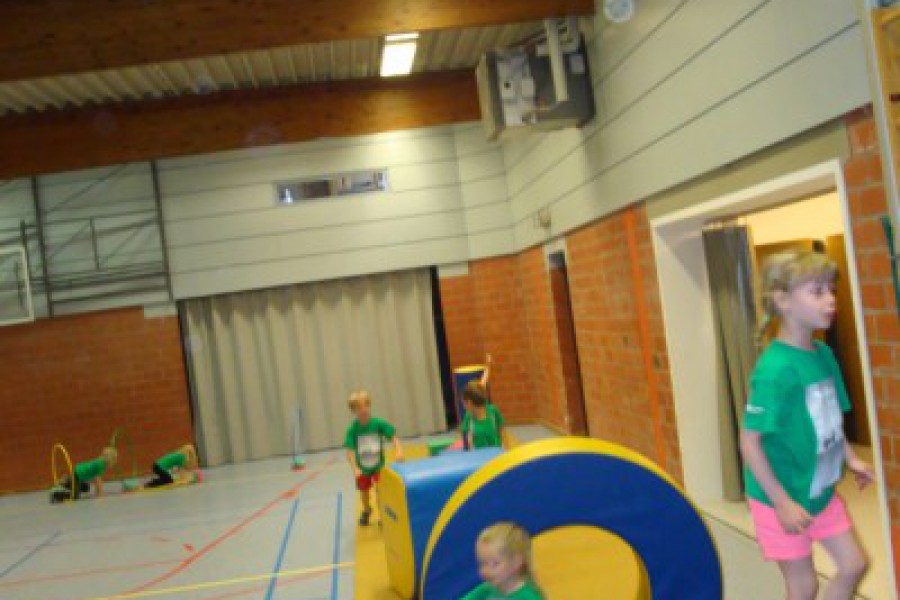 Sportdag in de sporthal te Laarne met juffrouw Christelle