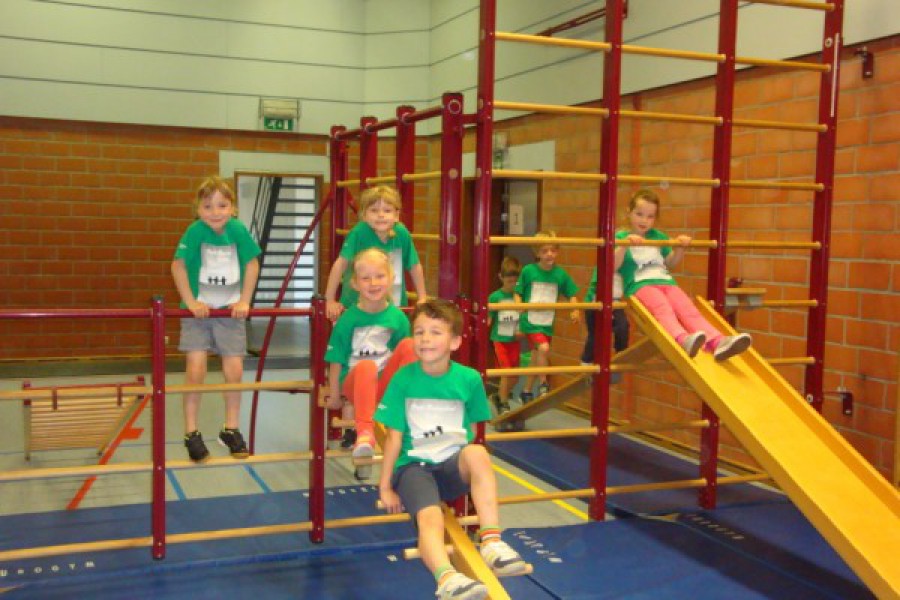 Sportdag in de sporthal te Laarne met juffrouw Christelle