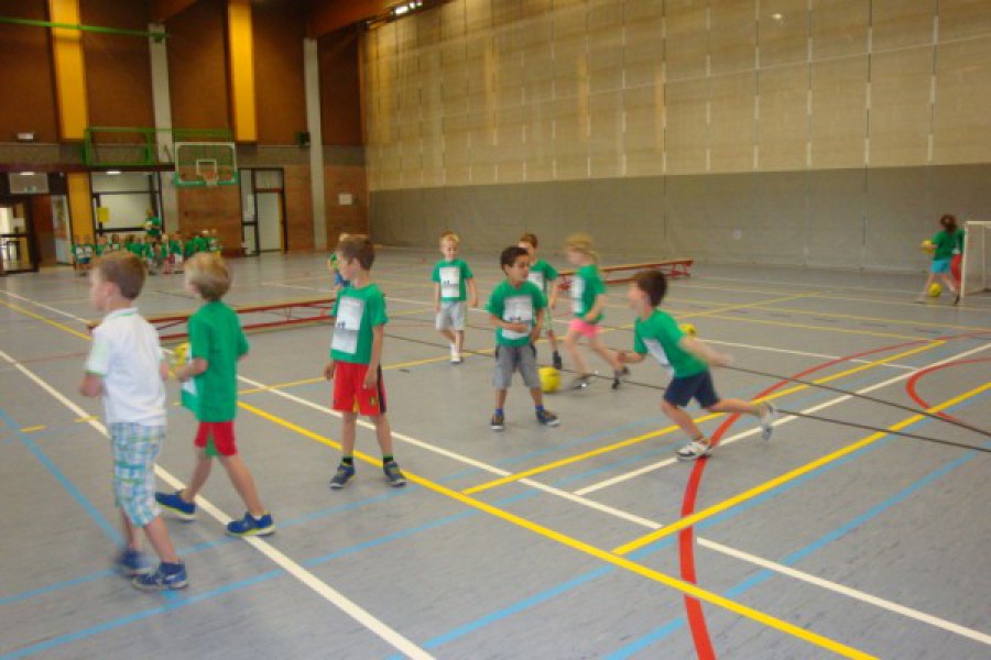 Sportdag in de sporthal te Laarne met juffrouw Christelle