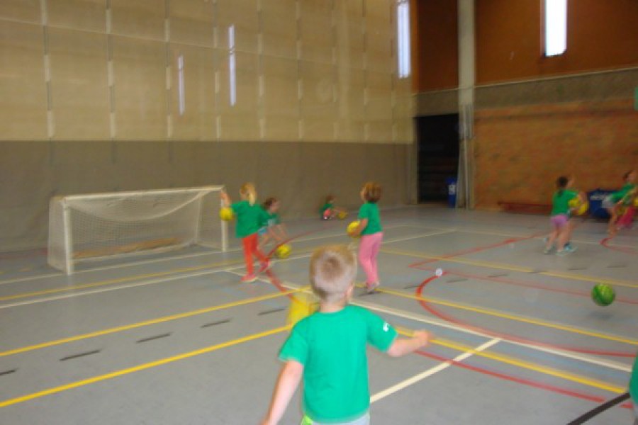 Sportdag in de sporthal te Laarne met juffrouw Christelle