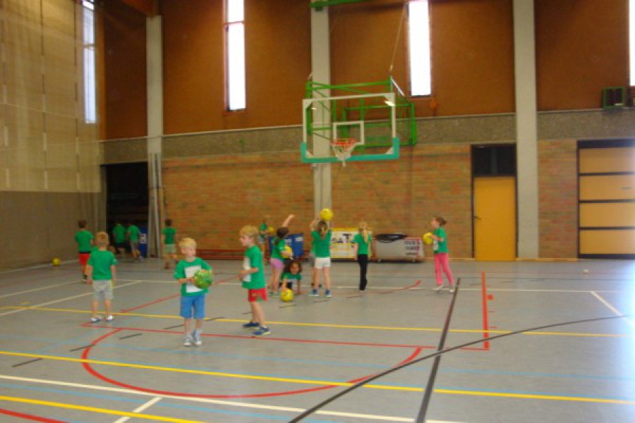 Sportdag in de sporthal te Laarne met juffrouw Christelle