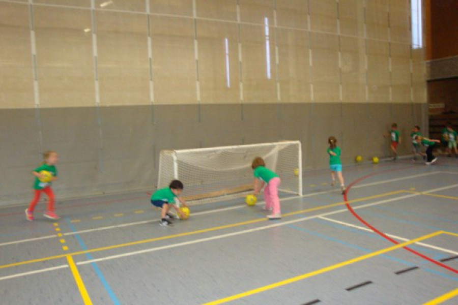 Sportdag in de sporthal te Laarne met juffrouw Christelle