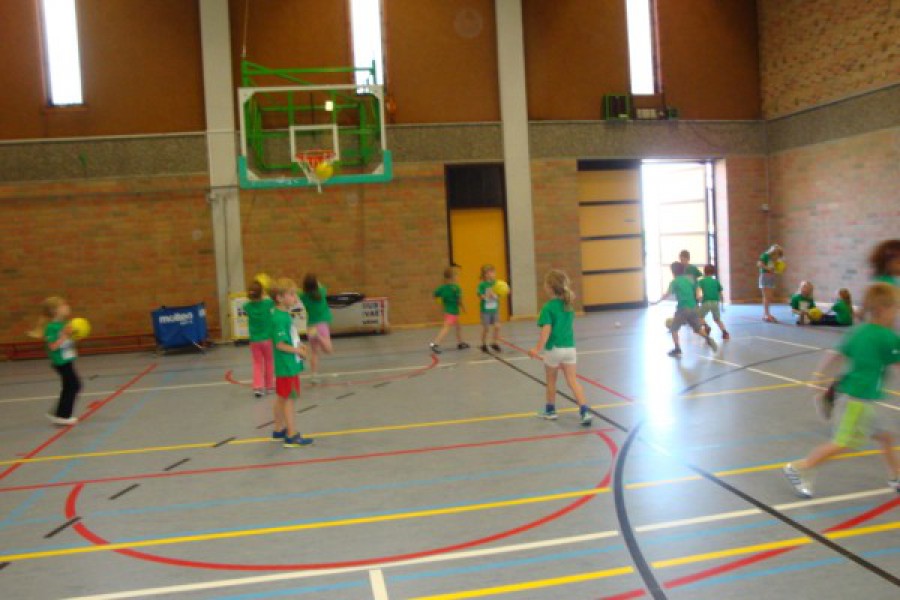 Sportdag in de sporthal te Laarne met juffrouw Christelle