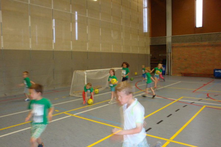 Sportdag in de sporthal te Laarne met juffrouw Christelle