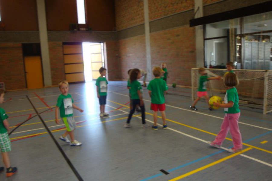 Sportdag in de sporthal te Laarne met juffrouw Christelle