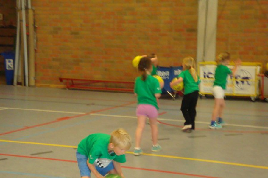 Sportdag in de sporthal te Laarne met juffrouw Christelle