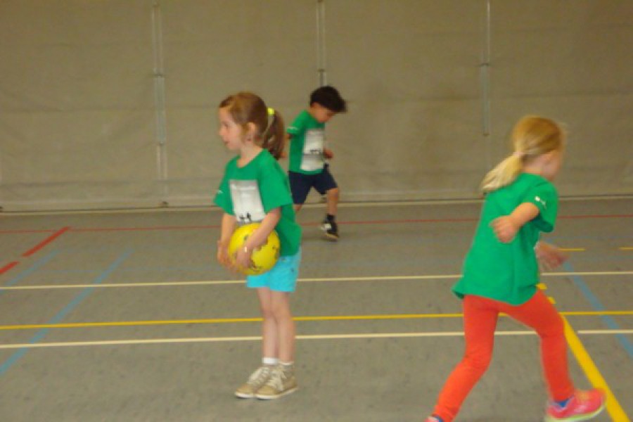 Sportdag in de sporthal te Laarne met juffrouw Christelle