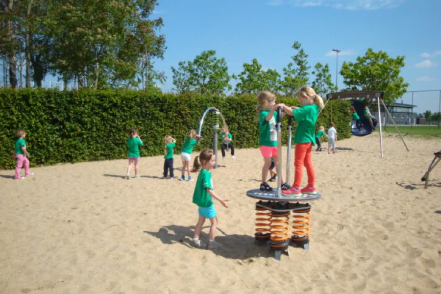 Sportdag in de sporthal te Laarne met juffrouw Christelle