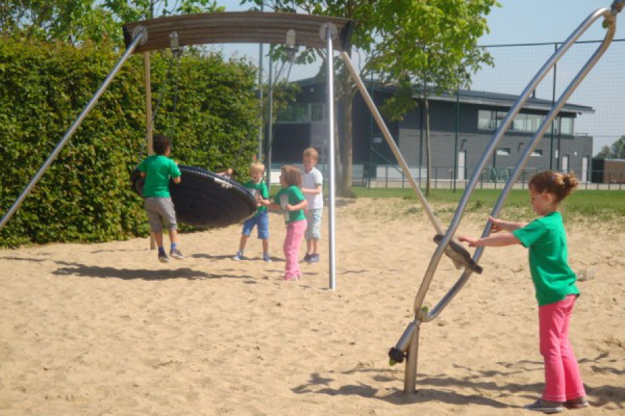 Sportdag in de sporthal te Laarne met juffrouw Christelle