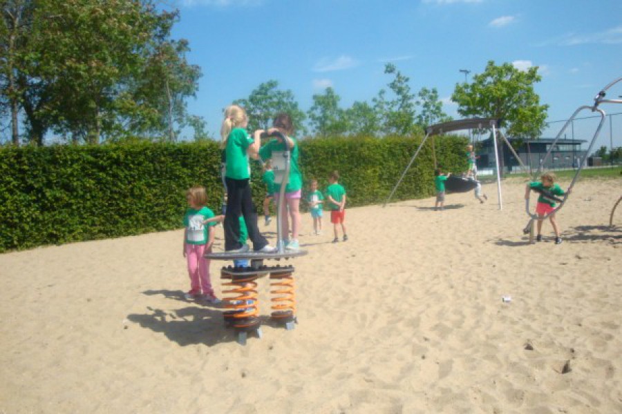 Sportdag in de sporthal te Laarne met juffrouw Christelle