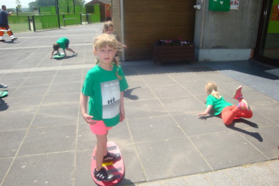 Sportdag in de sporthal te Laarne met juffrouw Christelle