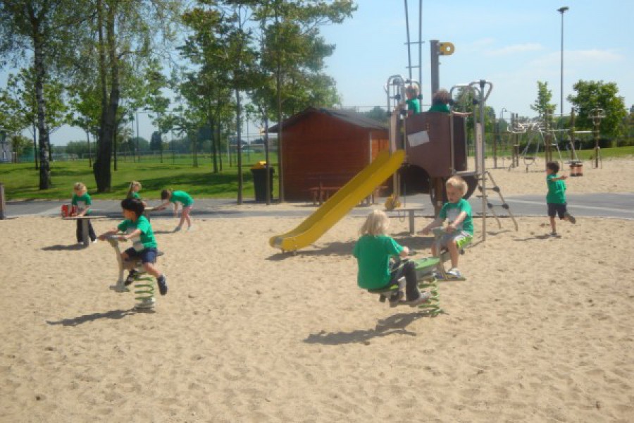 Sportdag in de sporthal te Laarne met juffrouw Christelle