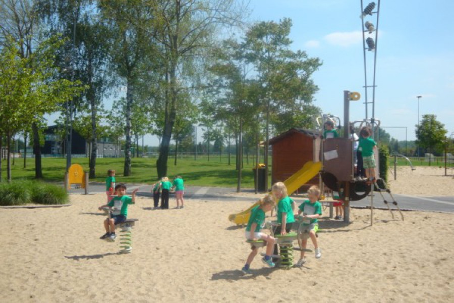 Sportdag in de sporthal te Laarne met juffrouw Christelle