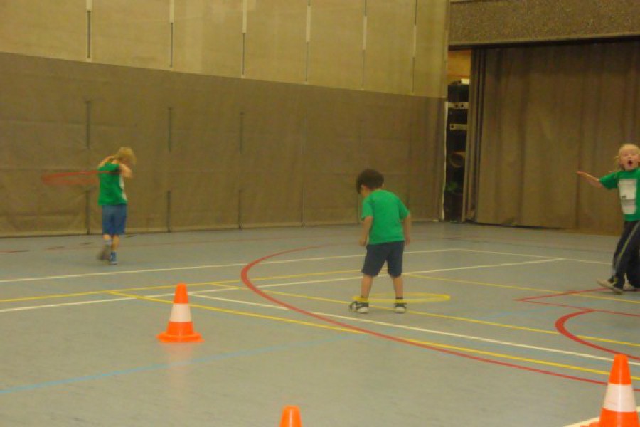 Sportdag in de sporthal te Laarne met juffrouw Christelle