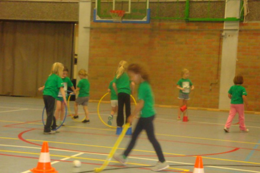 Sportdag in de sporthal te Laarne met juffrouw Christelle