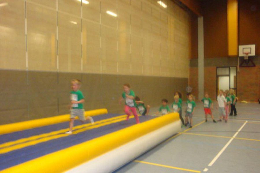 Sportdag in de sporthal te Laarne met juffrouw Christelle