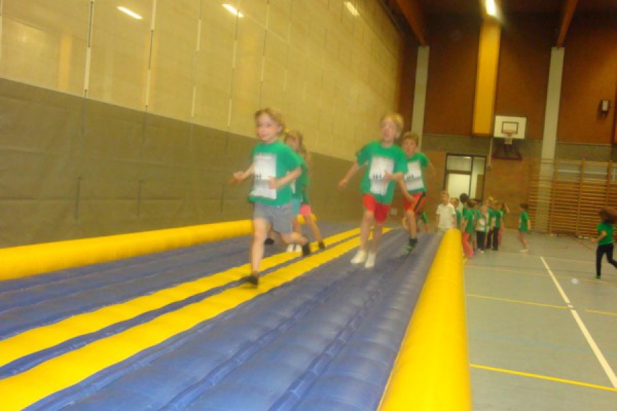 Sportdag in de sporthal te Laarne met juffrouw Christelle