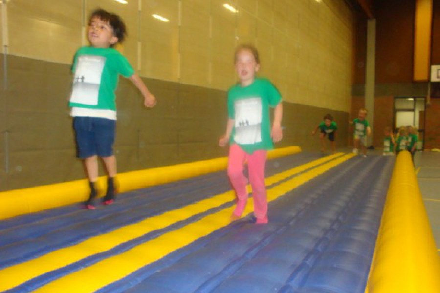 Sportdag in de sporthal te Laarne met juffrouw Christelle