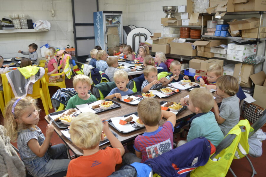 Frietjes eten op de kermis!