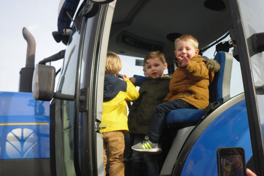 Samen op de tractor! Bedankt boer Karel! ;-)