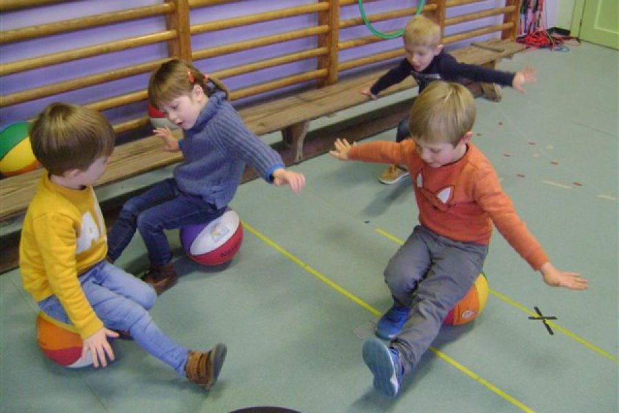 De kleuters van de Dolfijnenklas oefenen hun”evenwicht” in de turnzaal bij juf Els