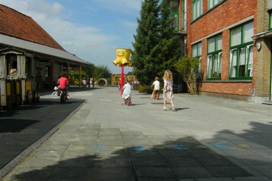 Fietsen met een meegebrachte (loop)fiets, step of met een fietsje van de school.