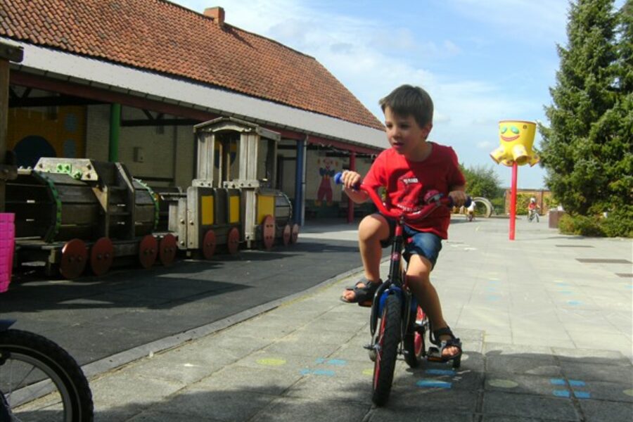 Fietsen met een meegebrachte (loop)fiets, step of met een fietsje van de school.