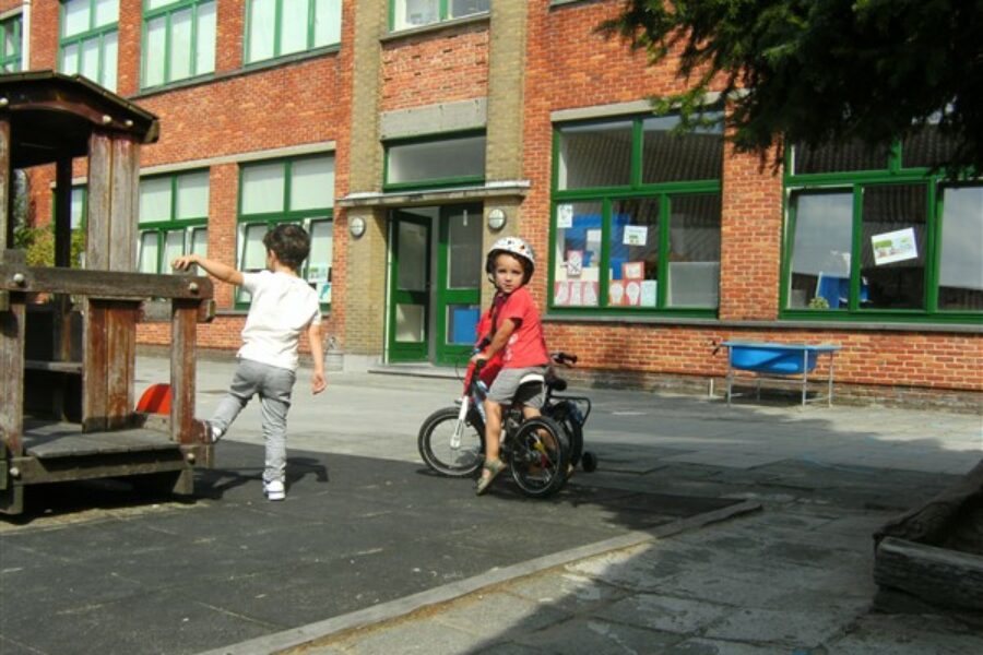 Fietsen met een meegebrachte (loop)fiets, step of met een fietsje van de school.