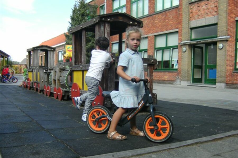 Fietsen met een meegebrachte (loop)fiets, step of met een fietsje van de school.