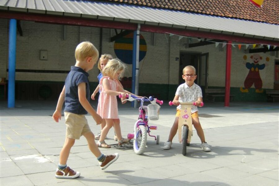 Fietsen met een meegebrachte (loop)fiets, step of met een fietsje van de school.