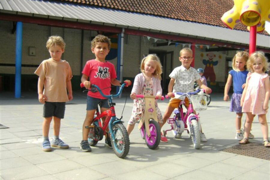 Fietsen met een meegebrachte (loop)fiets, step of met een fietsje van de school.