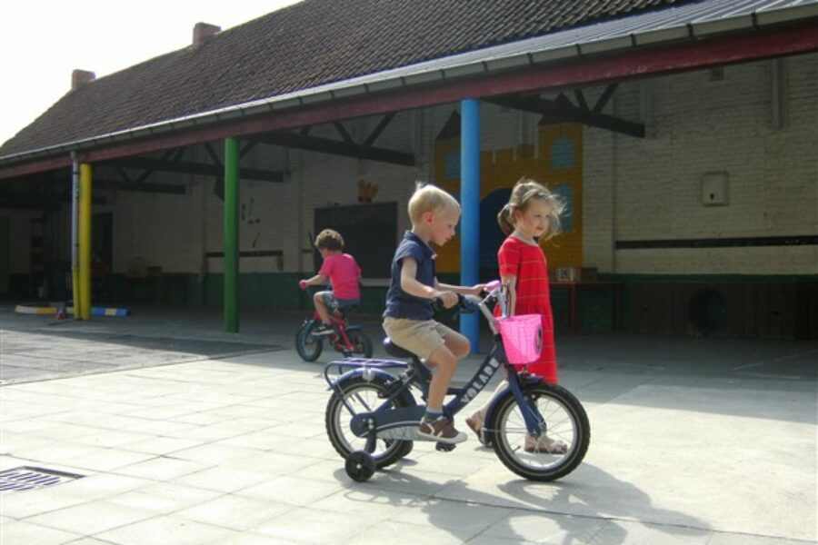 Fietsen met een meegebrachte (loop)fiets, step of met een fietsje van de school.