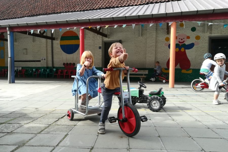 Fietsen met een meegebrachte (loop)fiets, step of met een fietsje van de school.